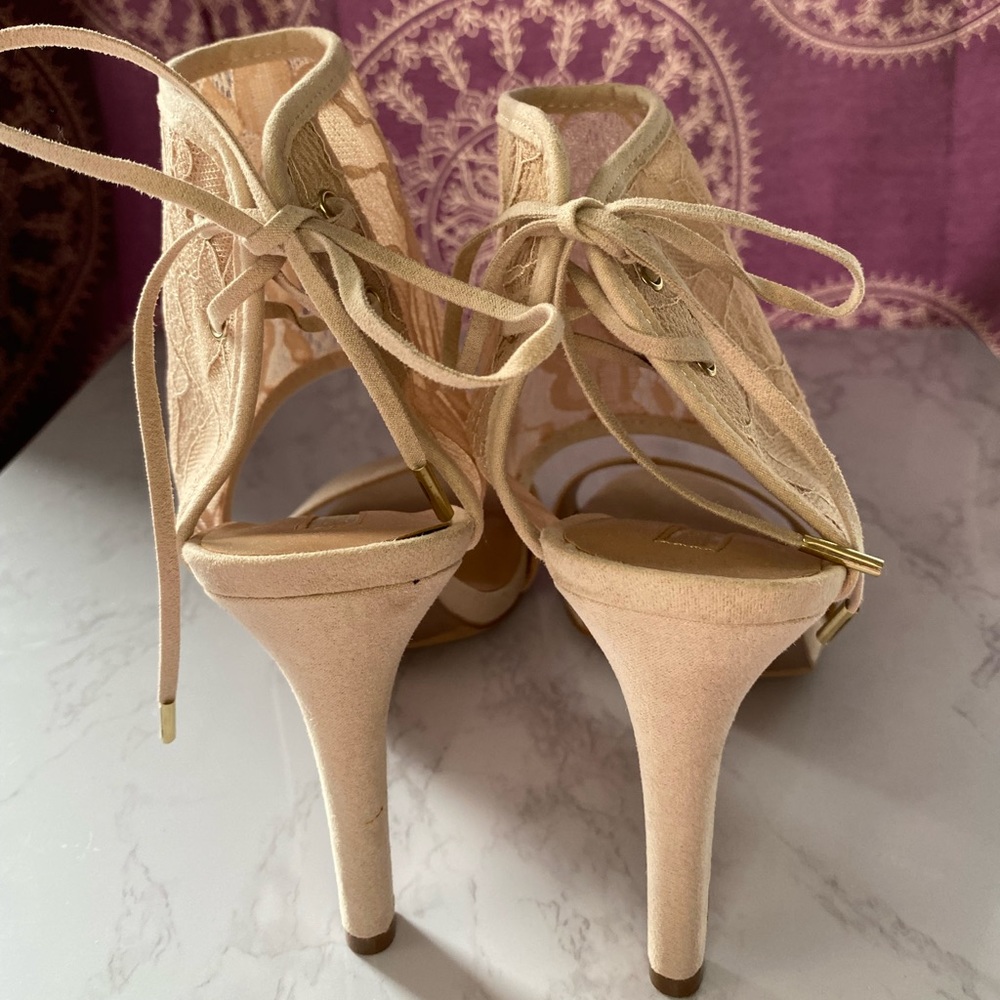 Pink lace heeled sandals - Picture 3 of 5